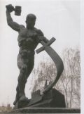 Скульптура Перекуем мечи на орала