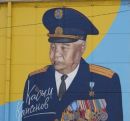Мурал, посвящённый Народному герою Казахстана, легендарному партизану и писателю Касыму Кайсенову, расположен на фасаде жилого дома № 9 по улице Нуржау в посёлке имени Касыма Кайсенова Уланского района ВКО