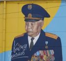 Ұлан ауданы Қасым Қайсенов кенті, Нұржау көшесі, №9 тұрғын үйдегі Халық қаһарманы Қасым Қайсеновке арналған мурал (Шығыс Қазақстан облысы, Қазақстан)