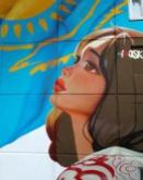 Мемлекеттік ту жанындағы қыз (Өскемен қаласы)