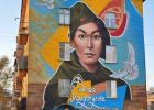 Өскемен қаласы Қасым Қайсенов көшесіндегі Әлия Молдағұловаға арналған мурал (Шығыс Қазақстан облысы, Қазақстан)